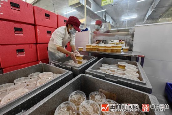 在玉商回归企业广西家味央厨餐饮管理有限公司,员工正在为客户配送成品餐食。