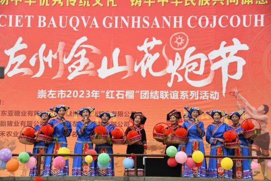 左州镇“金山花炮节”，民族歌舞表演。本报记者 曹琦琦 摄