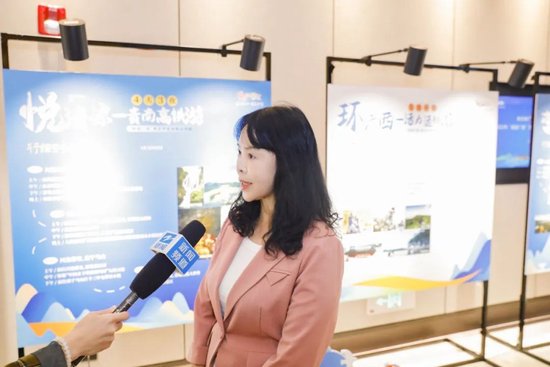 ▲广西旅游协会秘书长高琳接受浙江电视台新闻频道采访
